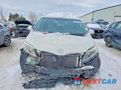 Piąte zdjęcie samochodu w środku: 2017 TOYOTA SIENNA XLE VIN:5TDDZ3DC3HS176532 - miniatura