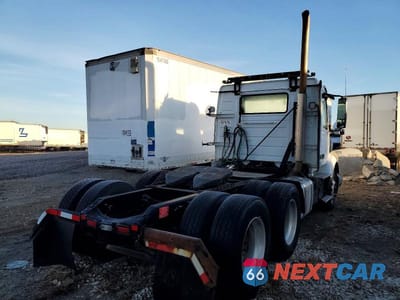 Czwarte zdjęcie samochodu z boku: 2020 VOLVO VNR SEMI TRUCK VIN:4V4WC9EG3LN266653 - miniatura