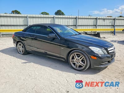 Czwarte zdjęcie samochodu z boku: 2012 MERCEDES-BENZ E 350 VIN:WDDKK5KF8CF157042 - miniatura