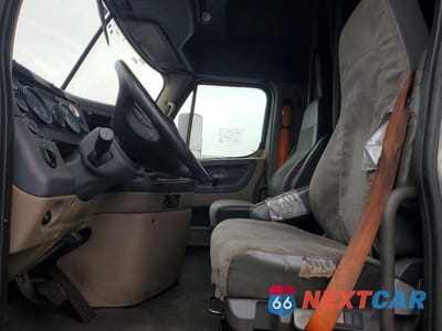 Piąte zdjęcie samochodu w środku: 2018 FREIGHTLINER CASCADIA 125 SEMI TRUCK VIN:3AKJGLDR9JSHU4903 - miniatura