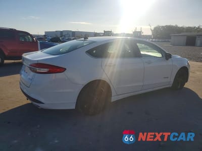 Trzecie zdjęcie samochodu z tyłu: 2018 FORD FUSION SE HYBRID VIN:3FA6P0LU0JR225837 - miniatura