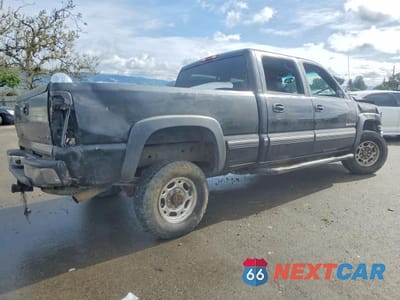 Trzecie zdjęcie samochodu z tyłu: 2002 CHEVROLET SILVERADO K2500 HEAVY DUTY VIN:1GCHK23G32F197733 - miniatura