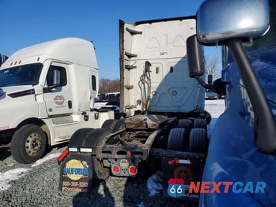Czwarte zdjęcie samochodu z boku: 2020 FREIGHTLINER CASCADIA 1 - SEMI TRUCK VIN:3AKJHHDR7LSLR2480 - miniatura