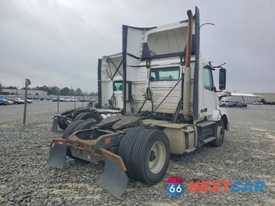 Czwarte zdjęcie samochodu z boku: 2017 VOLVO VNL SEMI TRUCK VIN:4V4N39TGXHN987977 - miniatura