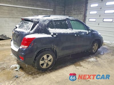 Trzecie zdjęcie samochodu z tyłu: 2022 CHEVROLET TRAX 1LT VIN:KL7CJPSM7NB566863 - miniatura