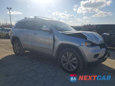 Czwarte zdjęcie samochodu z boku: 2013 JEEP GRAND CHEROKEE LAREDO VIN:1C4RJFAG6DC561052 - miniatura