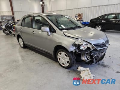 Czwarte zdjęcie samochodu z boku: 2010 NISSAN VERSA 1.8 S VIN:3N1BC1AP3AL369430 - miniatura
