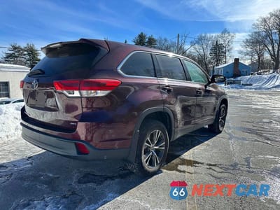 Trzecie zdjęcie samochodu z tyłu: 2019 TOYOTA HIGHLANDER LE VIN:5TDBZRFHXKS970955 - miniatura