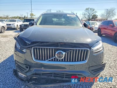 Piąte zdjęcie samochodu w środku: 2021 VOLVO XC90 T6 MOMENTUM VIN:YV4A22PK1M1721894 - miniatura