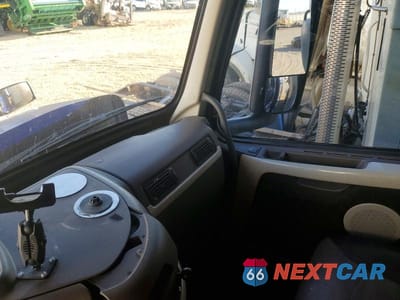Piąte zdjęcie samochodu w środku: 2018 VOLVO VNL SEMI TRUCK VIN:4V4NC9EH1JN888914 - miniatura