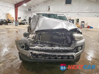 Piąte zdjęcie samochodu w środku: 2018 TOYOTA TACOMA SR5 V6 VIN:5TFSZ5AN4JX144908 - miniatura