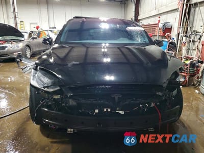 Piąte zdjęcie samochodu w środku: 2019 TESLA MODEL X VIN:5YJXCBE4XKF190830 - miniatura