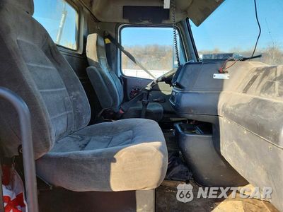Piąte zdjęcie samochodu w środku: 2000 VOLVO VNM SEMI TRUCK VIN:4V4MD2UF2YN249628 - miniatura
