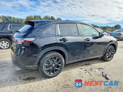 Trzecie zdjęcie samochodu z tyłu: 2025 HONDA HR-V SPORT VIN:3CZRZ2H50SM794064 - miniatura