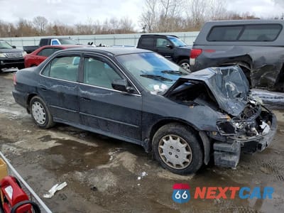 Czwarte zdjęcie samochodu z boku: 2002 HONDA ACCORD LX VIN:1HGCG56492A028958 - miniatura