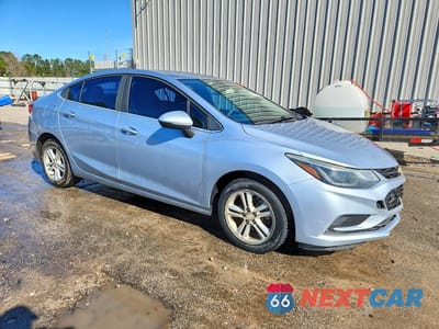 Czwarte zdjęcie samochodu z boku: 2018 CHEVROLET CRUZE LT VIN:1G1BE5SM0J7157357 - miniatura