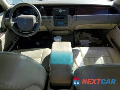 Zdjęcie 8 z 13 samochodu: 2005 LINCOLN TOWN CAR SIGNATURE VIN:1LNHM81W45Y642475 - miniatura
