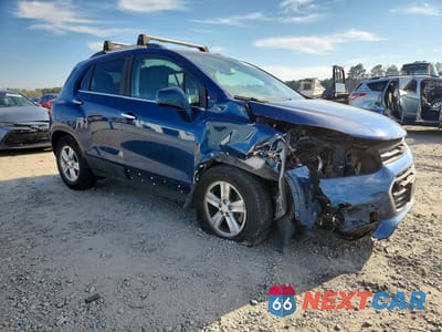 Czwarte zdjęcie samochodu z boku: 2020 CHEVROLET TRAX 1LT VIN:3GNCJLSBXLL107503 - miniatura