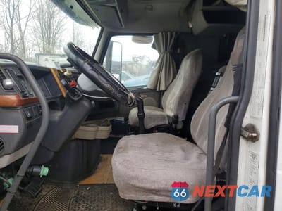 Piąte zdjęcie samochodu w środku: 2006 VOLVO VNL SEMI TRUCK VIN:4V4NC9GH76N400991 - miniatura