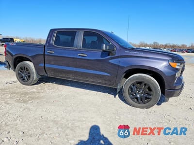 Czwarte zdjęcie samochodu z boku: 2022 CHEVROLET SILVERADO K1500 CUSTOM VIN:3GCPDBEK2NG560582 - miniatura