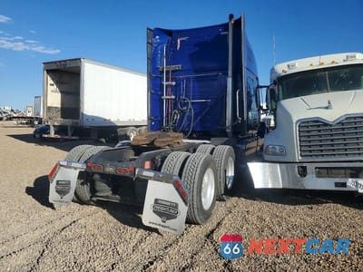 Czwarte zdjęcie samochodu z boku: 2018 VOLVO VNL SEMI TRUCK VIN:4V4NC9EH1JN888914 - miniatura