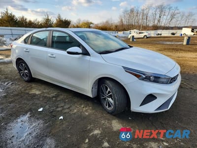 Czwarte zdjęcie samochodu z boku: 2023 KIA FORTE LXS VIN:3KPF24AD7PE690702 - miniatura