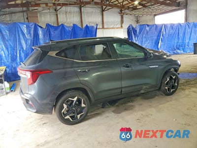 Trzecie zdjęcie samochodu z tyłu: 2025 KIA SELTOS EX VIN:KNDER2AA6S7803145 - miniatura