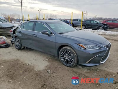 Czwarte zdjęcie samochodu z boku: 2025 LEXUS ES 350 BASE VIN:58ADZ1B11SU191088 - miniatura