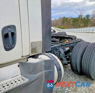 Zdjęcie 9 z 10 samochodu: 2016 FREIGHTLINER CASCADIA 125 SEMI TRUCK VIN:1FUBGEDV9GLHC5622 - miniatura