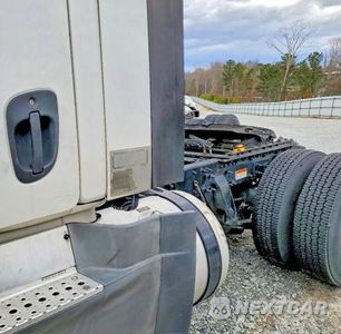Zdjęcie 9 z 10 samochodu: 2016 FREIGHTLINER CASCADIA 125 SEMI TRUCK VIN:1FUBGEDV9GLHC5622 - miniatura