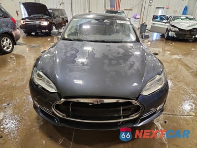 Piąte zdjęcie samochodu w środku: 2015 TESLA MODEL S VIN:5YJSA1E15FF114115 - miniatura