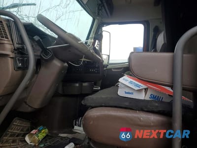 Piąte zdjęcie samochodu w środku: 2018 VOLVO VNL SEMI TRUCK VIN:4V4NC9EH9JN884996 - miniatura