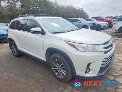 Czwarte zdjęcie samochodu z boku: 2019 TOYOTA HIGHLANDER SE VIN:5TDKZRFH9KS555979 - miniatura