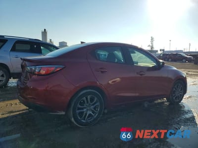 Trzecie zdjęcie samochodu z tyłu: 2019 TOYOTA YARIS LE VIN:3MYDLBYV6KY507130 - miniatura