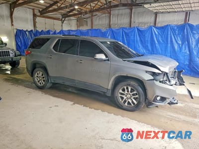 Czwarte zdjęcie samochodu z boku: 2018 CHEVROLET TRAVERSE LT VIN:1GNEVGKW0JJ186997 - miniatura