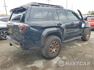 Trzecie zdjęcie samochodu z tyłu: 2025 TOYOTA 4RUNNER TRAILHUNTER HV VIN:JTEVB5BR6S5010235 - miniatura