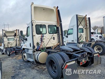 Trzecie zdjęcie samochodu z tyłu: 2016 FREIGHTLINER CASCADIA 125 SEMI TRUCK VIN:1FUBGEDV9GLHC5748 - miniatura