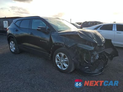 Czwarte zdjęcie samochodu z boku: 2019 CHEVROLET BLAZER 1LT VIN:3GNKBBRA6KS583168 - miniatura