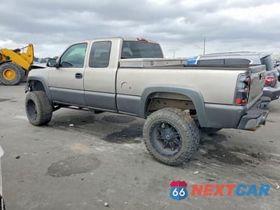 Drugie zdjęcie samochodu z przodu: 2000 CHEVROLET SILVERADO K2500 VIN:1GCGK29U0YE271343 - miniatura