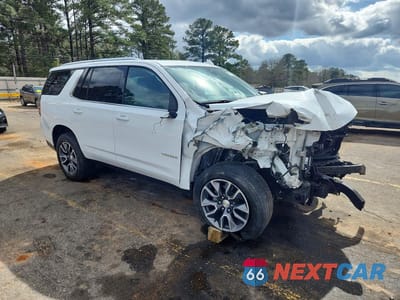 Czwarte zdjęcie samochodu z boku: 2021 CHEVROLET TAHOE C1500 LT VIN:1GNSCNKD8MR324335 - miniatura