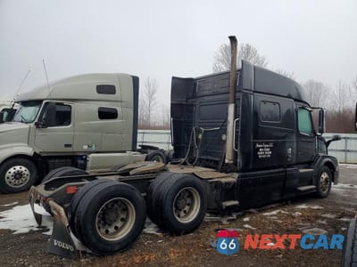 Czwarte zdjęcie samochodu z boku: 2017 VOLVO VNL SEMI TRUCK VIN:4V4NC9EJXHN967883 - miniatura