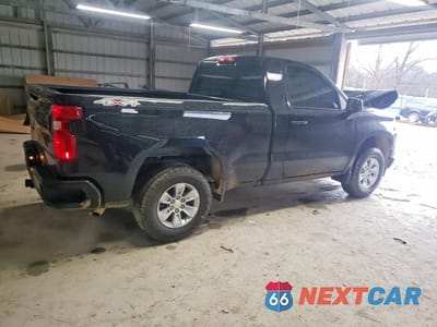 Trzecie zdjęcie samochodu z tyłu: 2025 CHEVROLET SILVERADO K1500 VIN:3GCNKAEK0SG240163 - miniatura