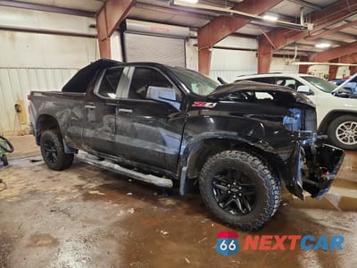 Czwarte zdjęcie samochodu z boku: 2019 CHEVROLET SILVERADO K1500 TRAIL BOSS CUSTOM VIN:1GCRYCEF1KZ250893 - miniatura