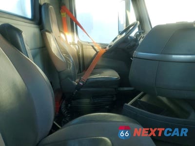 Piąte zdjęcie samochodu w środku: 2020 VOLVO VNR SEMI TRUCK VIN:4V4WC9EG3LN266653 - miniatura