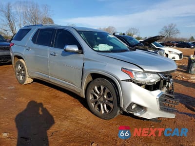 Czwarte zdjęcie samochodu z boku: 2018 CHEVROLET TRAVERSE PREMIER VIN:1GNERKKW4JJ267475 - miniatura