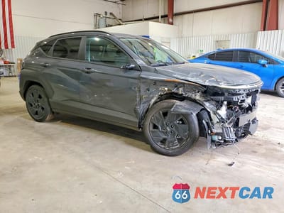 Czwarte zdjęcie samochodu z boku: 2026 HYUNDAI KONA SEL SPORT VIN:KM8HF3AB1TU384950 - miniatura