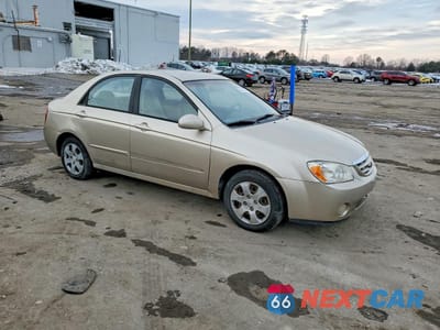 Czwarte zdjęcie samochodu z boku: 2004 KIA SPECTRA LX VIN:KNAFE121345058584 - miniatura