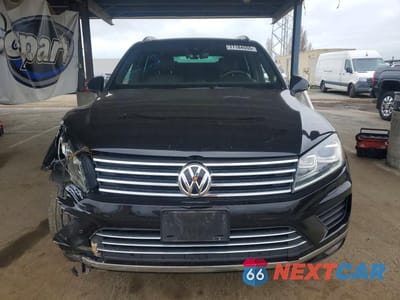 Piąte zdjęcie samochodu w środku: 2017 VOLKSWAGEN TOUAREG WOLFSBURG VIN:WVGRF7BP6HD004160 - miniatura