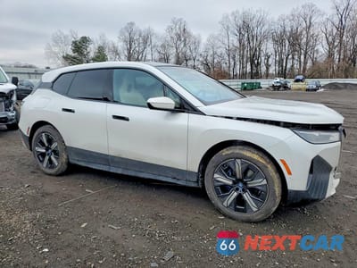 Czwarte zdjęcie samochodu z boku: 2023 BMW IX XDRIVE50 VIN:WB523CF08PCL95980 - miniatura