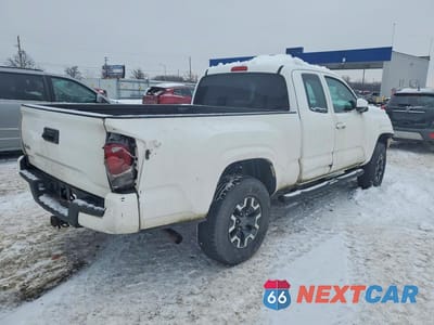 Trzecie zdjęcie samochodu z tyłu: 2017 TOYOTA TACOMA ACCESS CAB VIN:5TFSX5EN9HX048833 - miniatura
